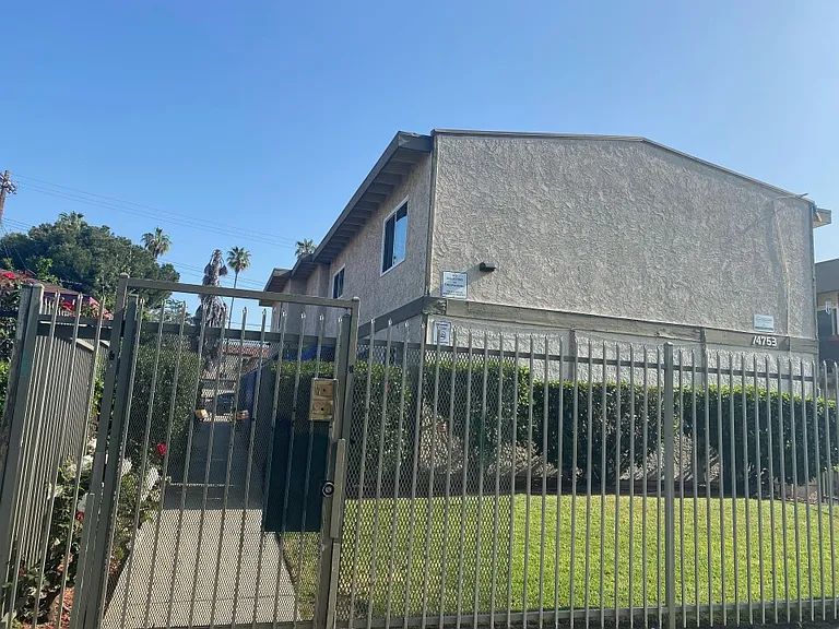 14753 Delano St #C — Photo 7