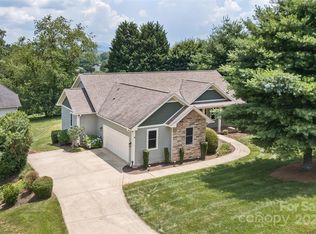 16 Devonshire Dr, Mills River, NC 28759