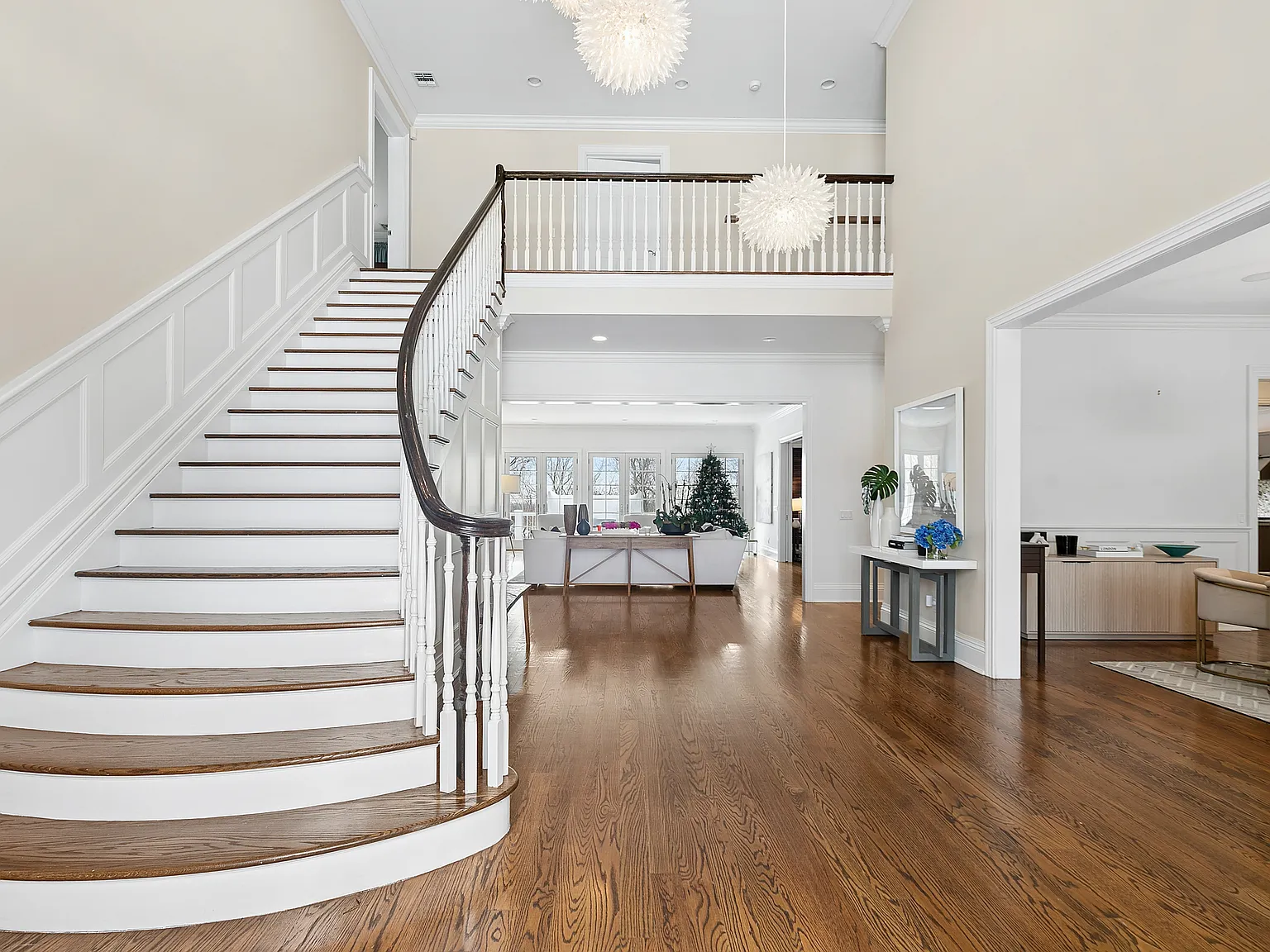 Bridgehampton Designer Rental | Elevator, Gym, Wine Cellar — Photo 4