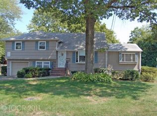 15 Lyon Rd, Waldwick, NJ 07463