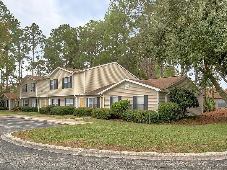 Pinewood Pointe — Photo 2