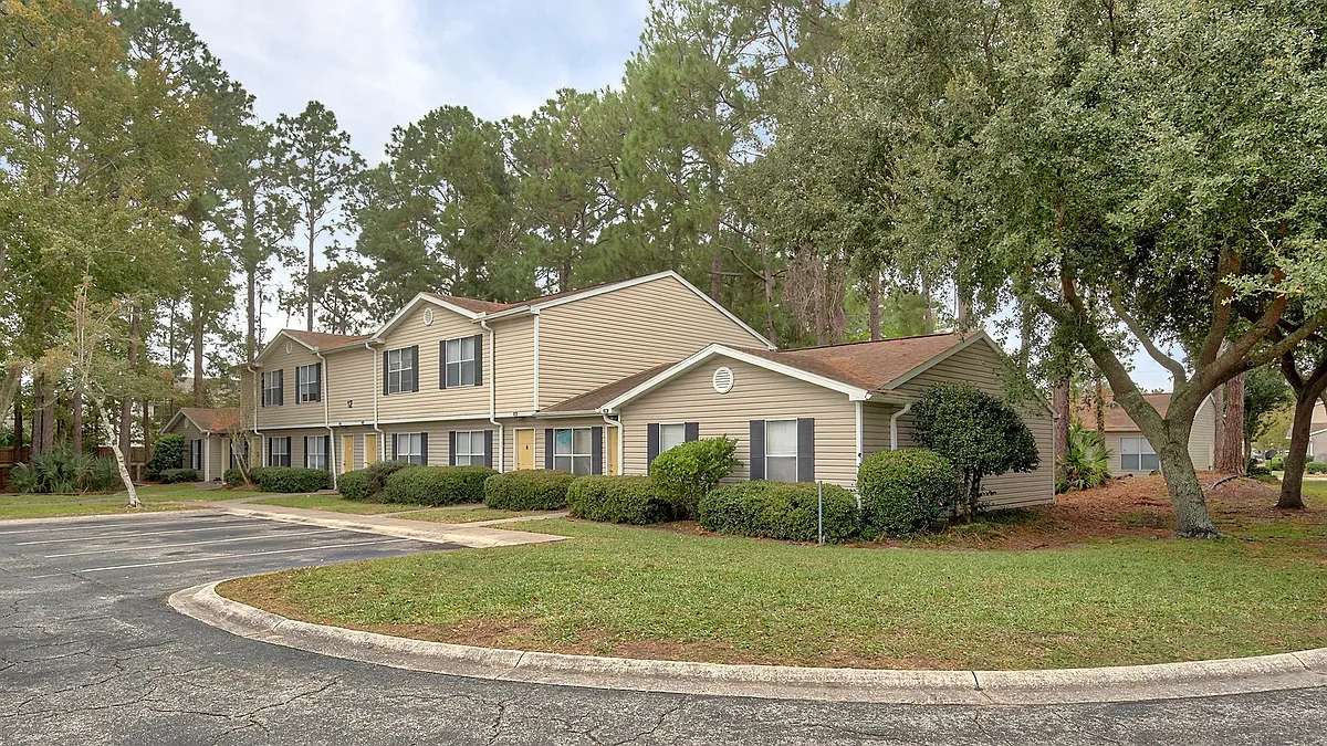 Building Photo - Pinewood Pointe