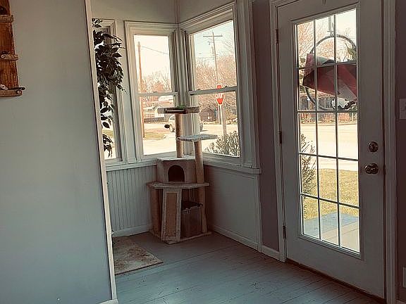 Front porch w/ NINE windows
