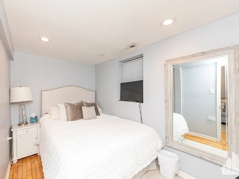 1332 W Barry Ave #GDN — Photo 9