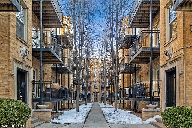 1st image of 2239 1/2 N Lincoln Ave APT 3A