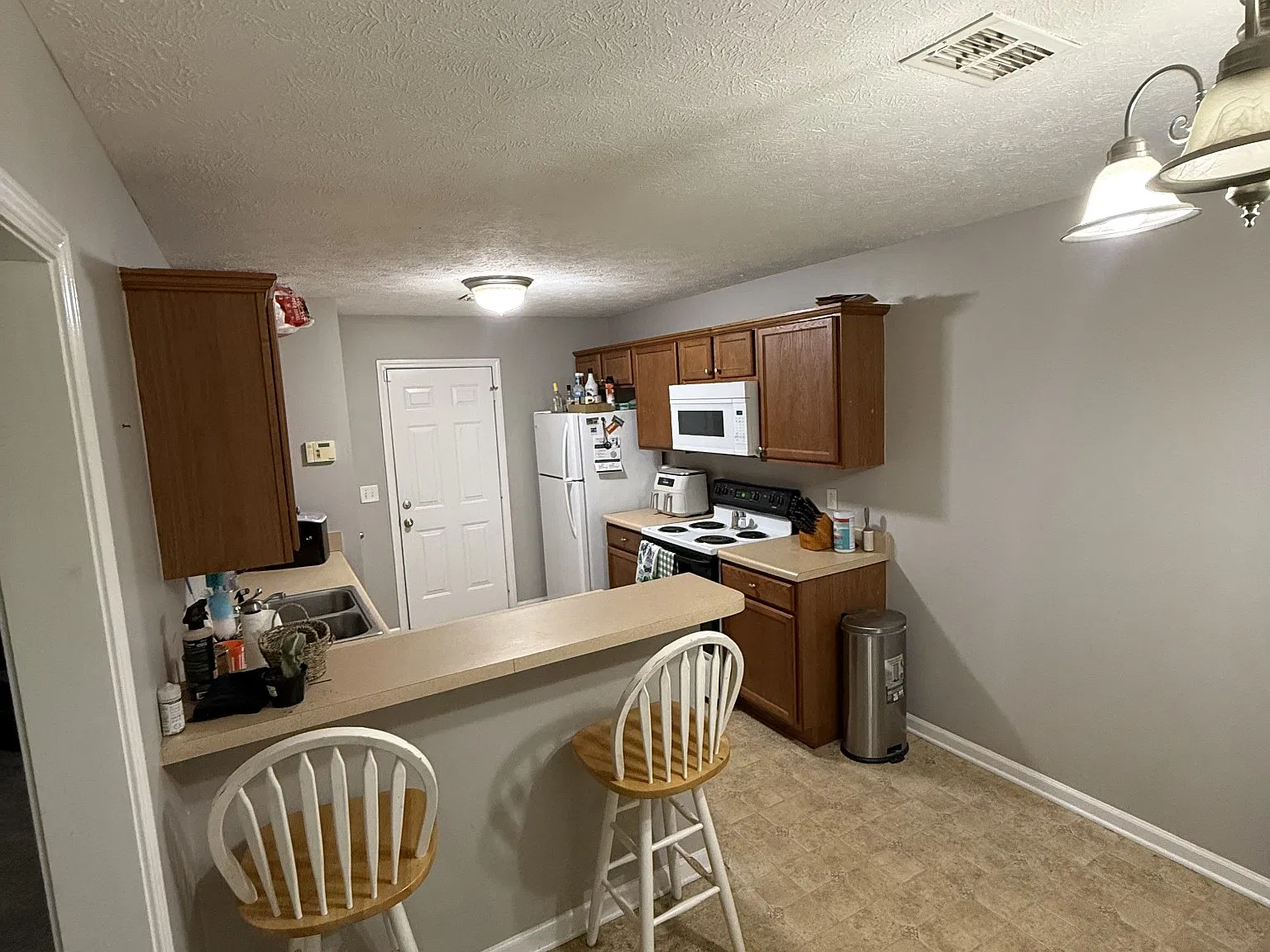 3 bed, 2.0 bath, 1361 sqft, $1,900 — Photo 4