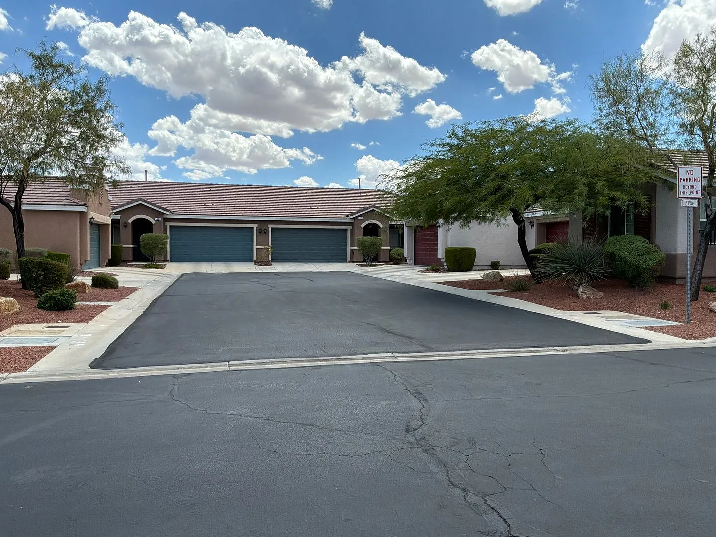 Single story Townhouse 2 bedrooms 2 bathrooms 2 car attached garage located in a gated subdivision — Photo 2
