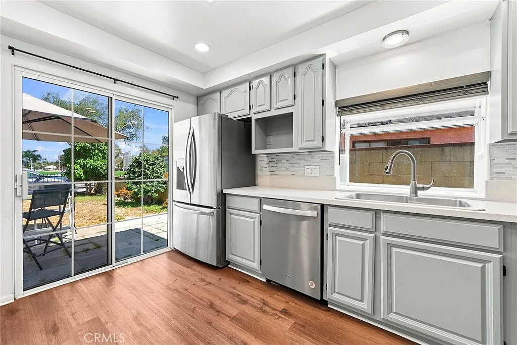 2 bed, 784 sqft, $3,000 — Photo 2