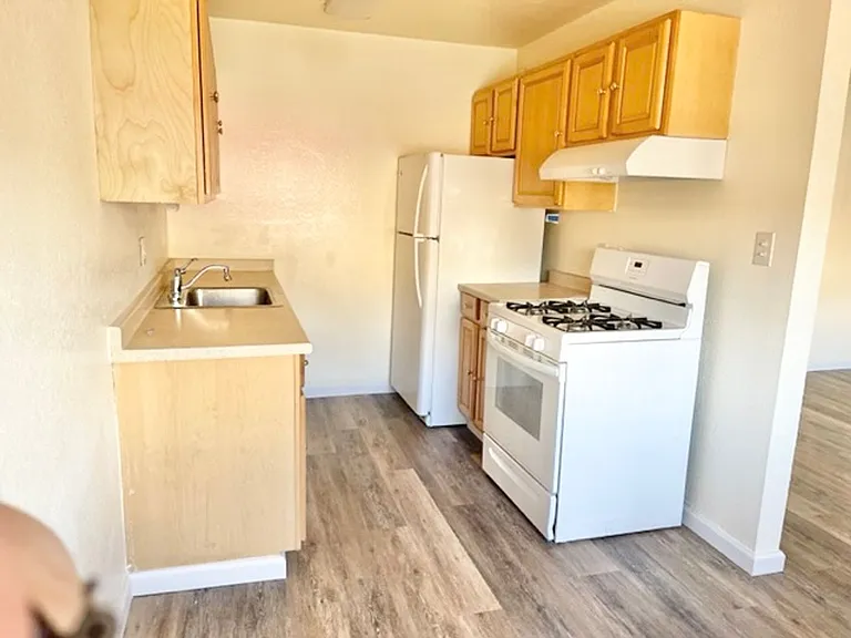 164 (510 East L) — Photo 3