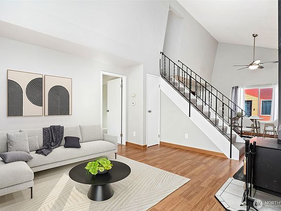 3rd image of 1559 8th Street NE #B