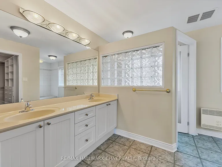 2653 Leonard St — Photo 25
