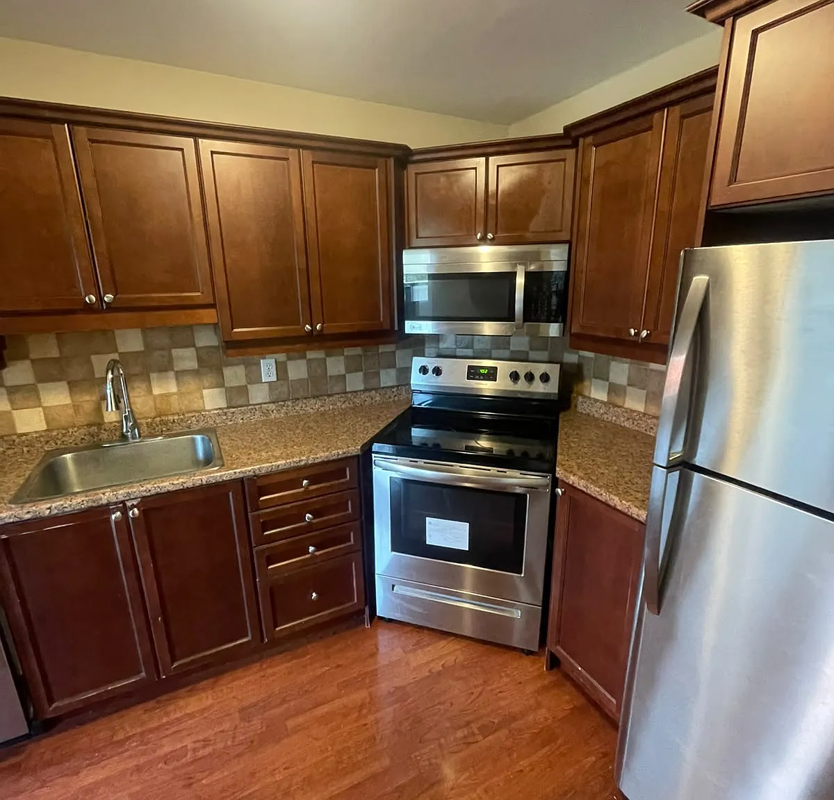 2 bed, 1000 sqft, $2,100 — Photo 3