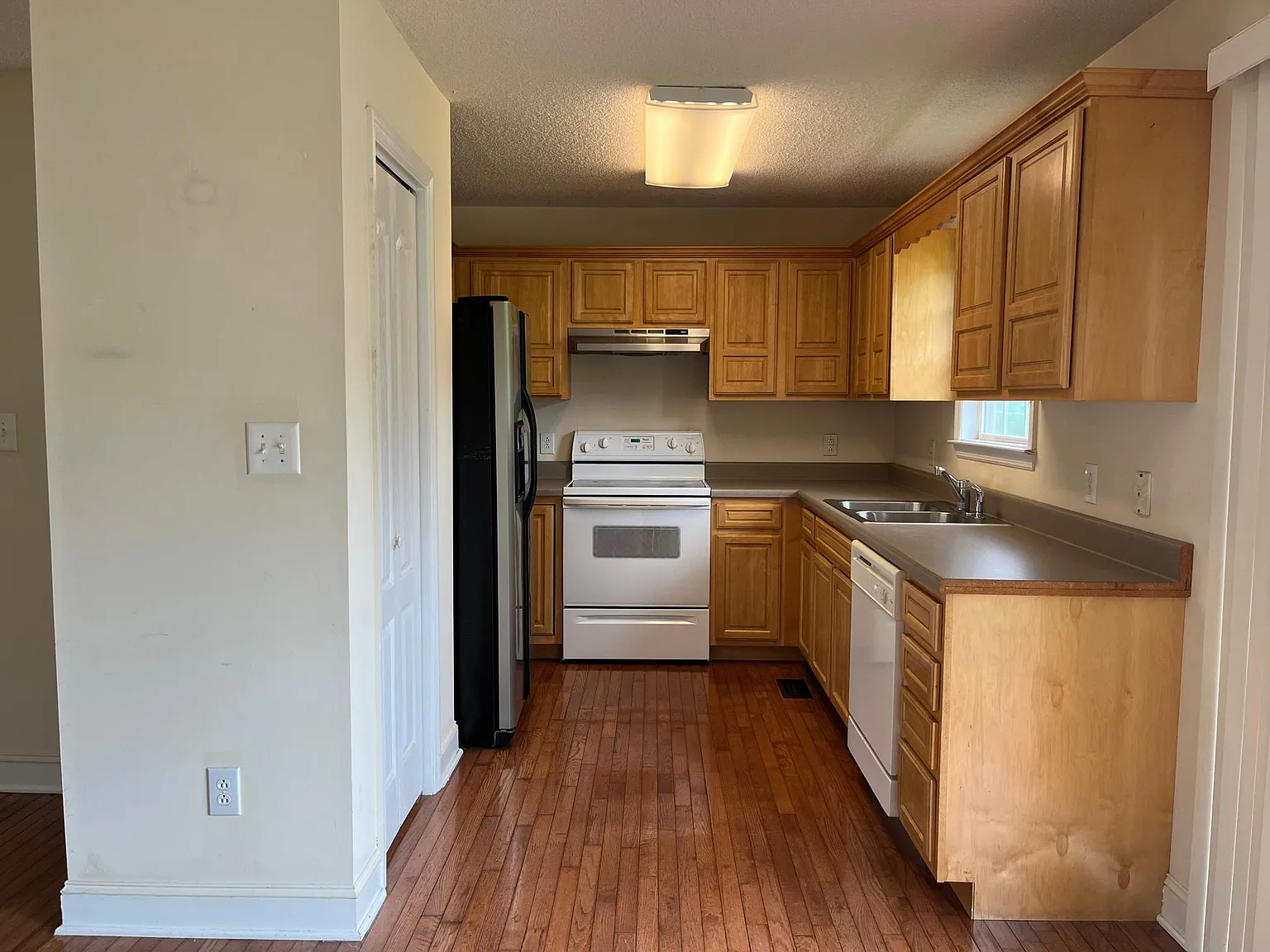 3 bed, 1374 sqft, $1,800 — Photo 4