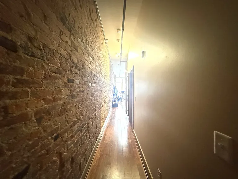 641 Walnut St Apartments — Photo 4