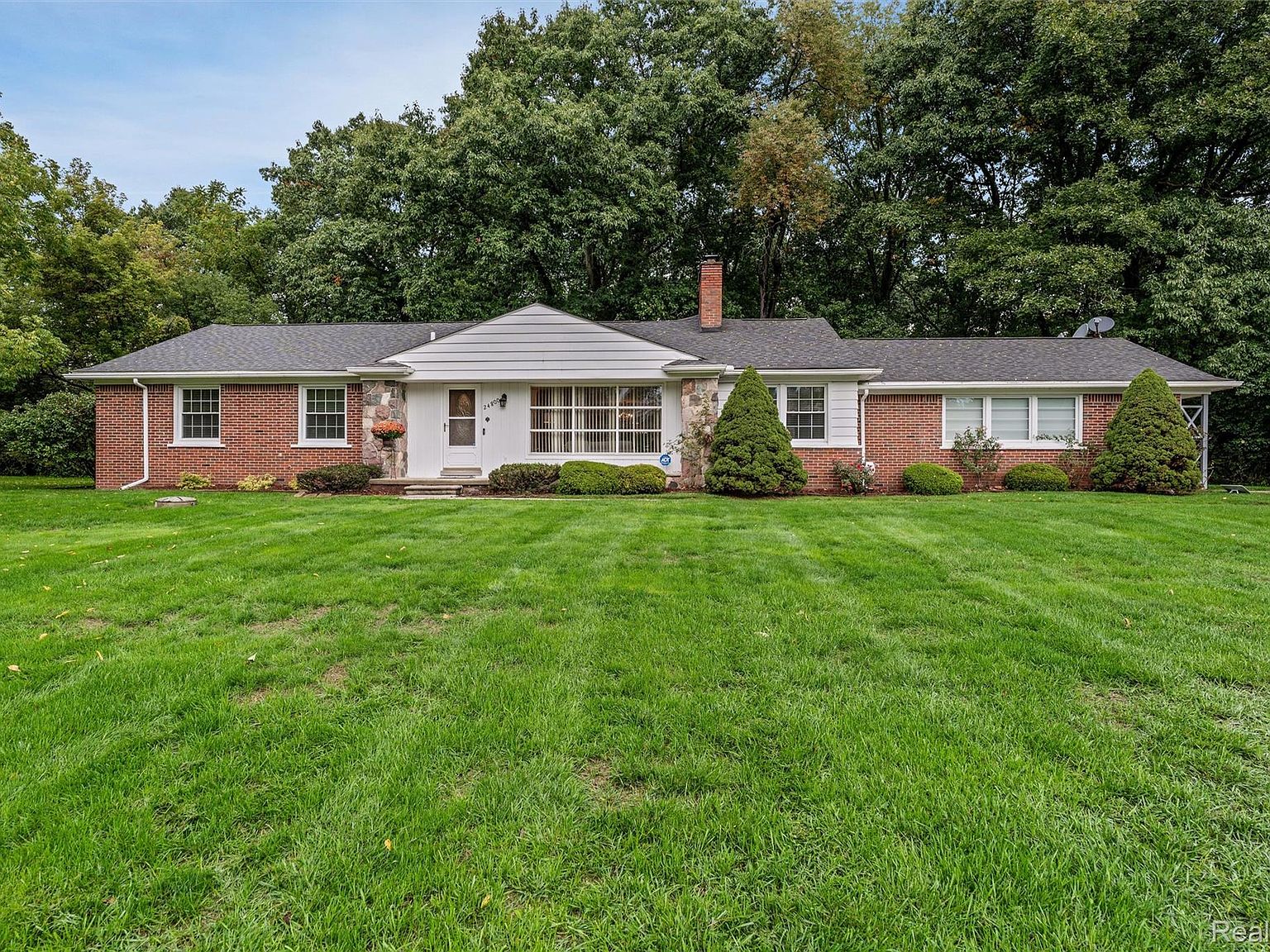 24800 N Cromwell Dr, Franklin, MI 48025