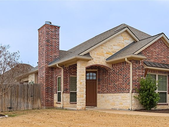 3rd image of 2609 Forest Oaks Dr