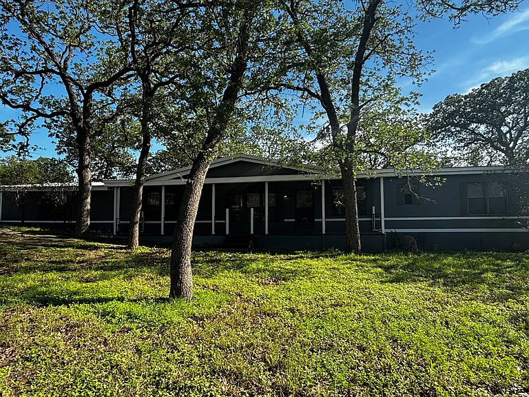 305 Cedar Ln — Photo 1