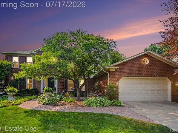 2819 Bywater Dr, Troy, MI 48085