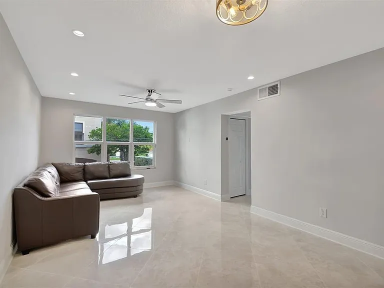 2400 NE 33rd Ave #212 — Photo 5