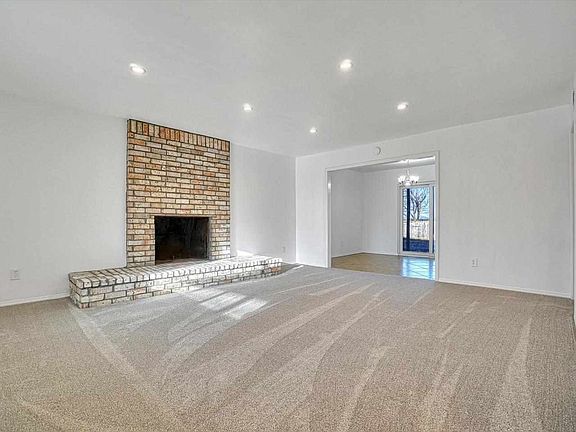 3rd image of 2904 NE Bellevue Cir