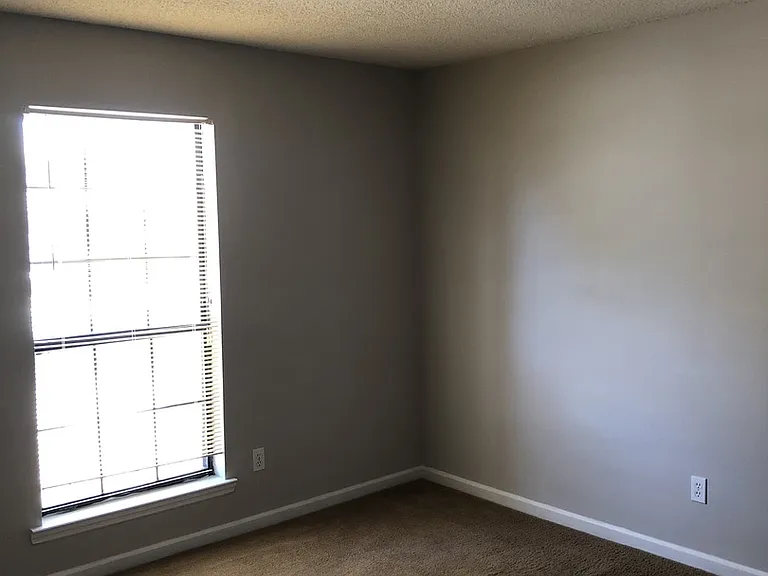 912 Granger Dr — Photo 10