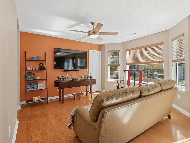206 Covington Dr — Photo 4