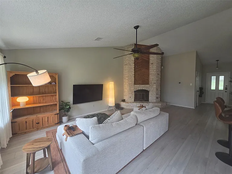1604 Kimmerling Ln — Photo 3