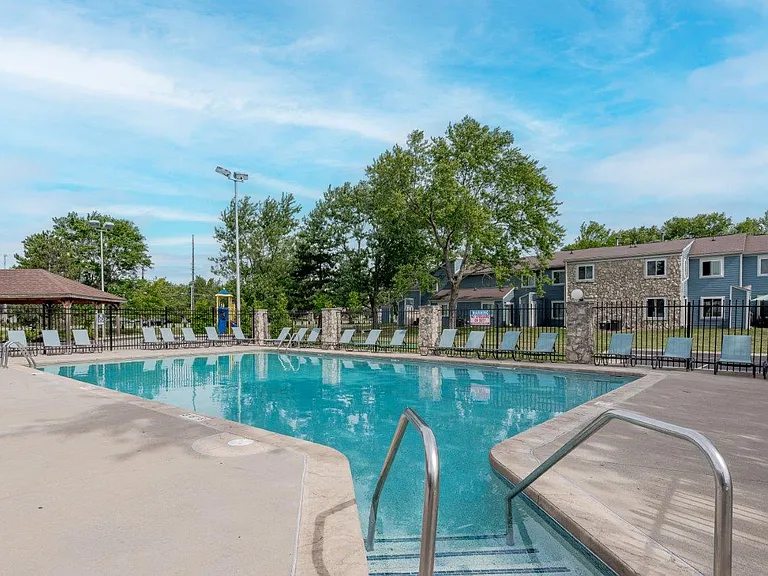 Lakeshore Reserve Off 86th Apartments and Townhomes — Photo 13