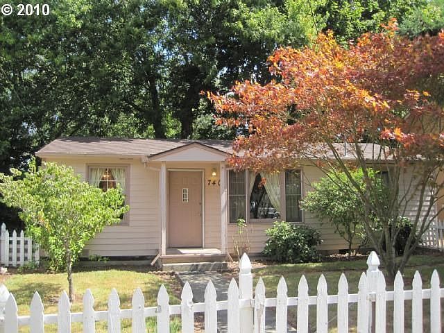 1st image of 740 SE 15th Ave