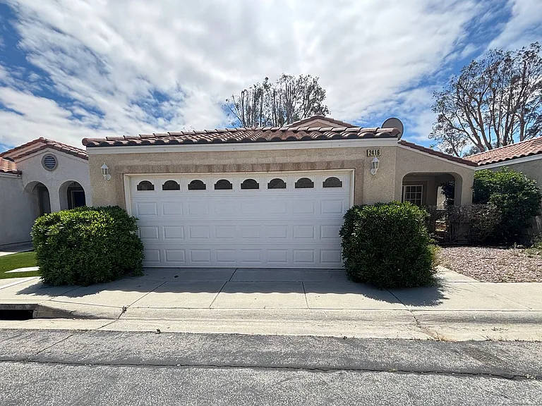 2416 W Valley Vis — Photo 2