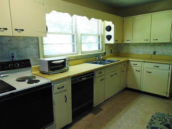 3rd image of 105 Dogwood Ln