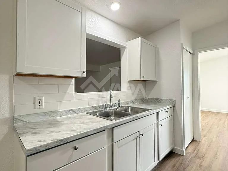 518 Jamaica Dr — Photo 5