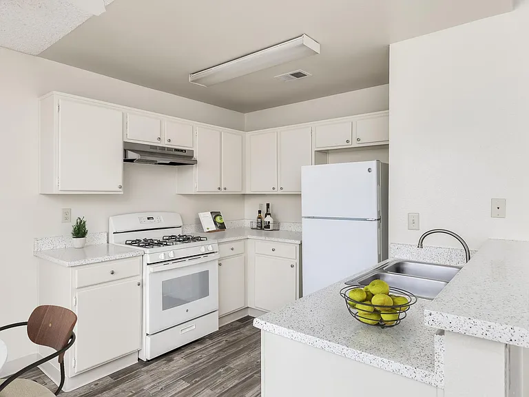 Boulevard Apartments — Photo 8