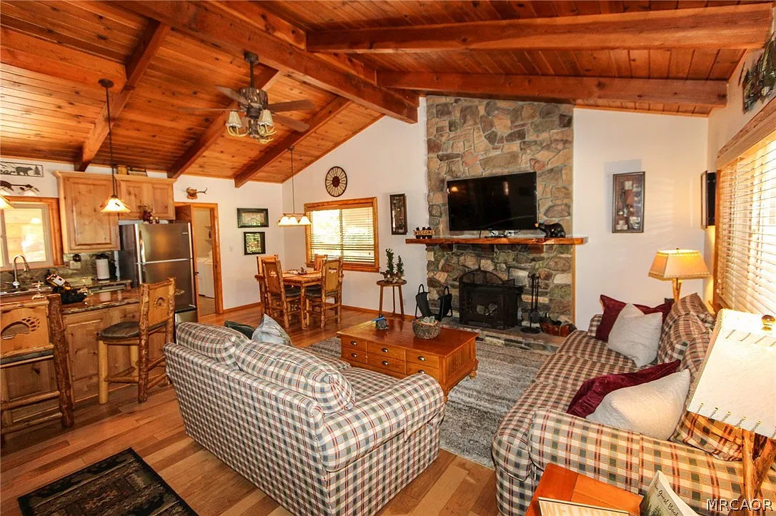 3 bed, 1.0 bath, 1214 sqft, $2,200 — Photo 2