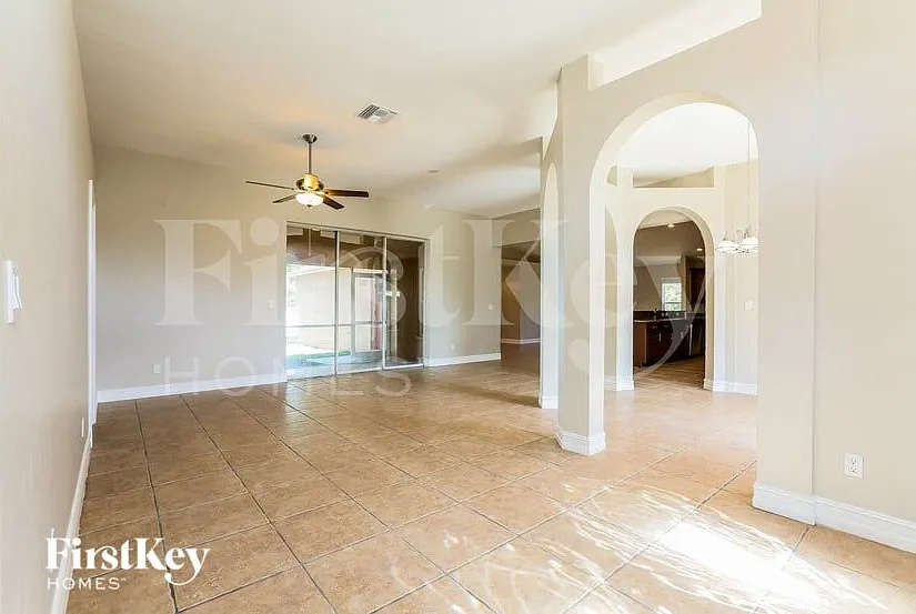 4 bed, 2.0 bath, 2272 sqft, $2,135 — Photo 2