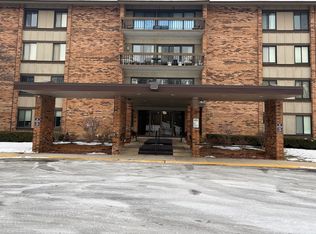 101 Lake Hinsdale Dr APT 205, Willowbrook, IL 60527