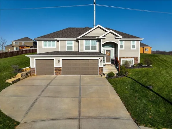 9305 N Highland Ct, Kansas City, MO 64155