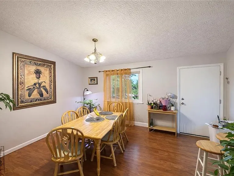 1136 Samuel Dr — Photo 4