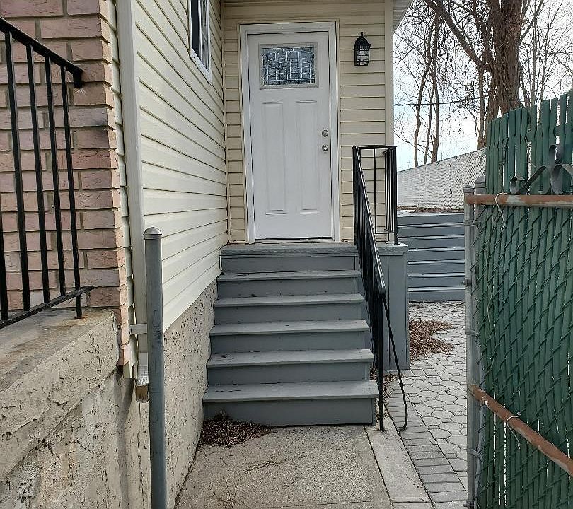 1st image of 124 Pelican Cir