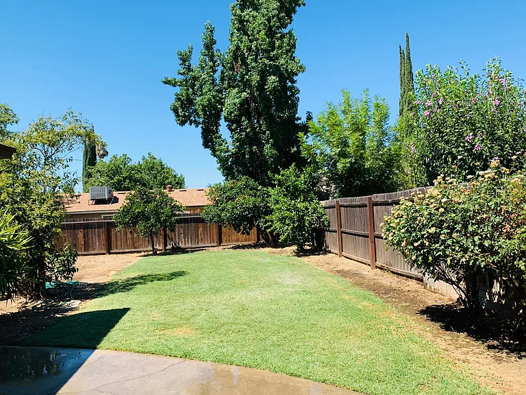 1432 E Paul Ave — Photo 2