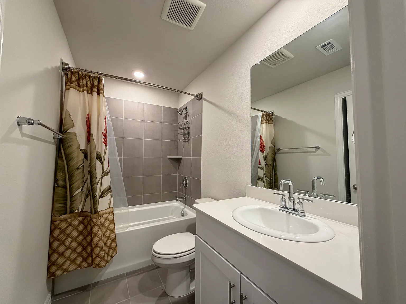 4 bed, 2077 sqft, $2,400 — Photo 3