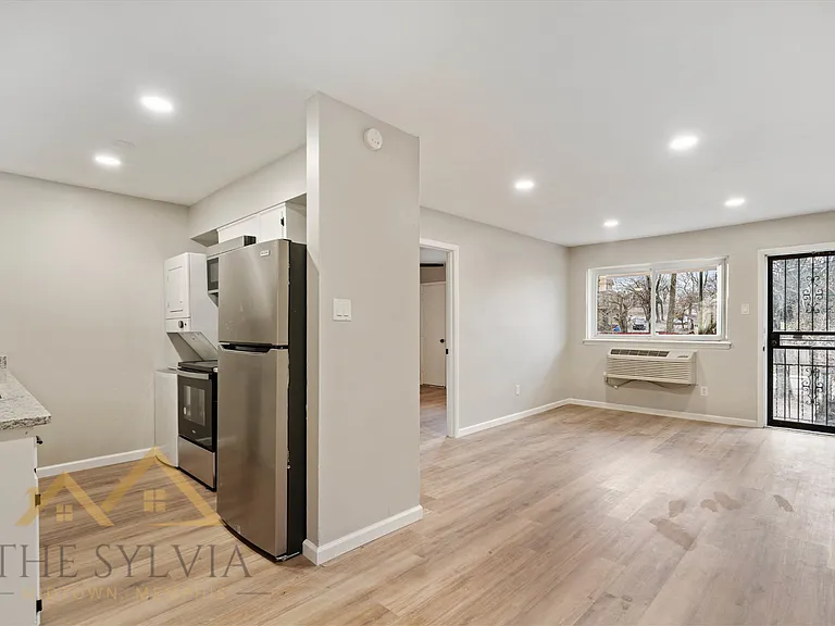 Gorgeous Renovated 1 & 2 Bedroom Apartment @ 1512 Court — Photo 11
