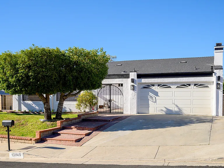 13945 Breger Ave — Photo 2