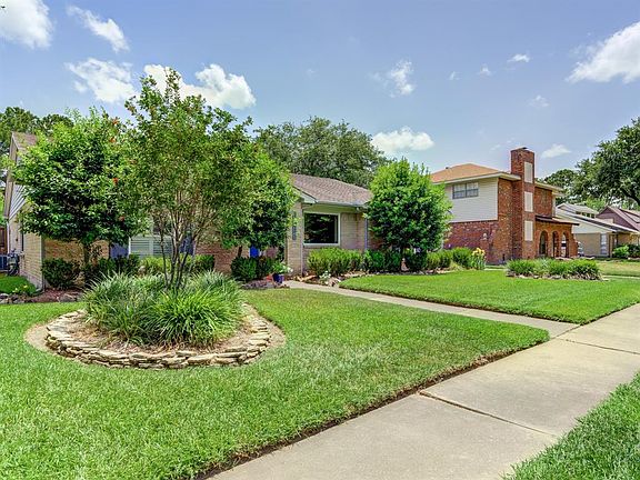 2nd image of 16438 Heatherdale Dr
