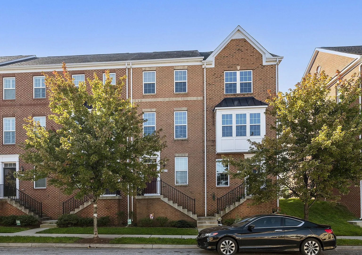 Luxury 3-Bed, 4-Bath Townhouse with Modern Amenities — Photo 1