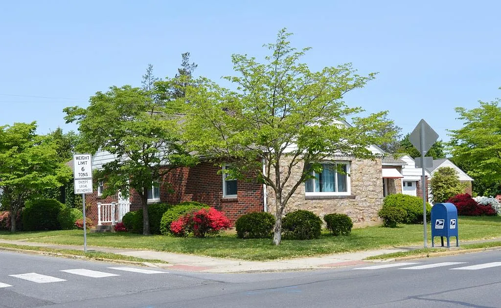 3 bed, 2500 sqft, $2,850 — Photo 2