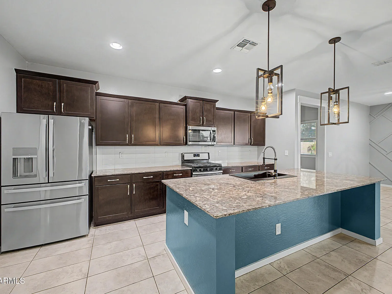 4 bed, 3.0 bath, 2425 sqft, $2,600 — Photo 4