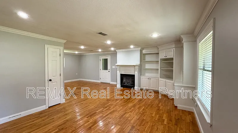 3 bed, 2.0 bath, 1600 sqft, $1,850 — Photo 3