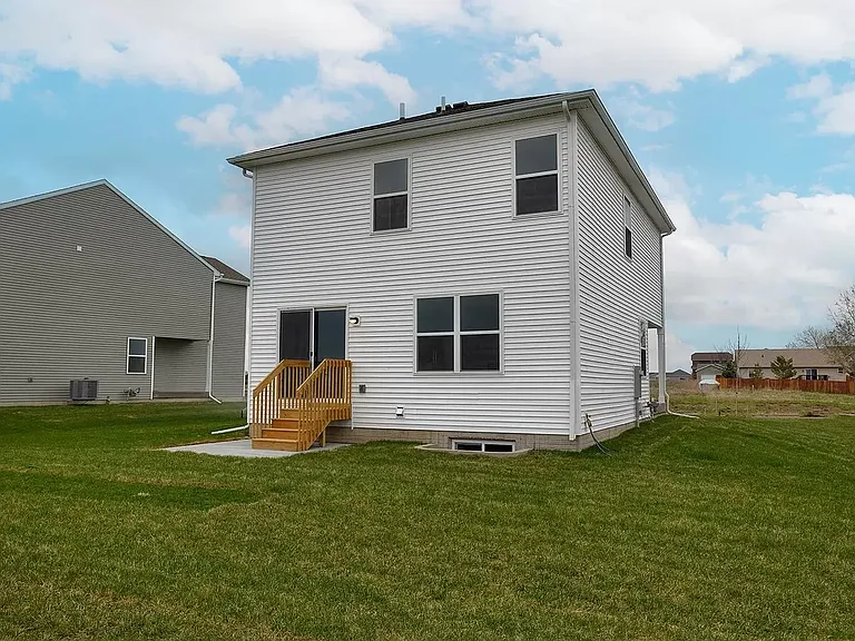 1112 Cove St SE — Photo 2
