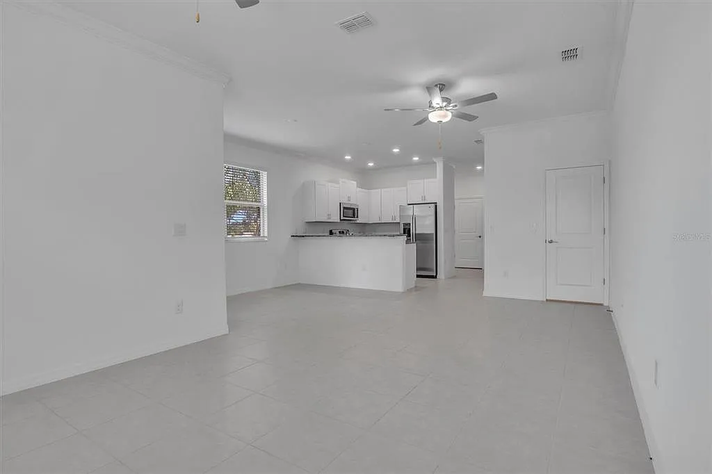 3 bed, 2.5 bath, 1787 sqft, $1,995 — Photo 3